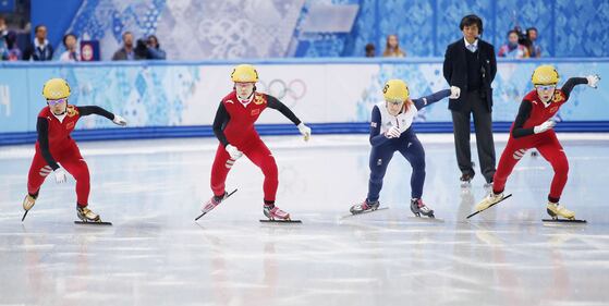 Sochi, la pattinatrice cinese cade e travolge i giudici 2
