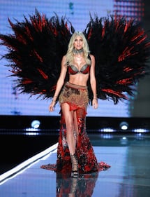 Devon Windsor sfila al Victoria's Secret Fashion Show 4