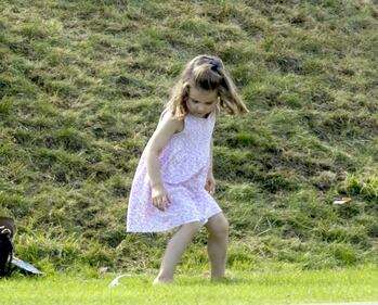 George e Charlotte giocano sull'erba 7