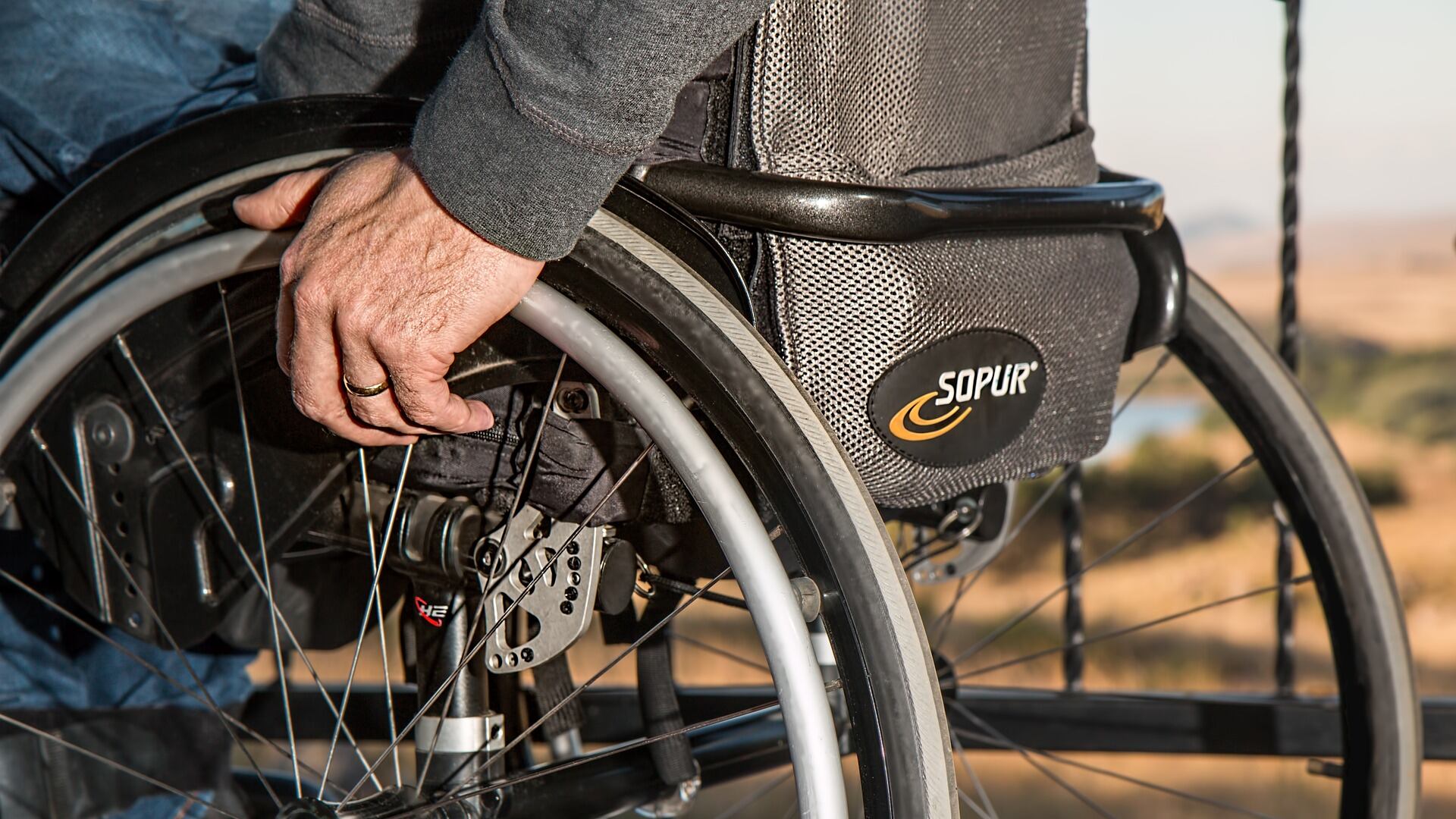 Disabili condannati per aver occupato gli uffici di Emiliano