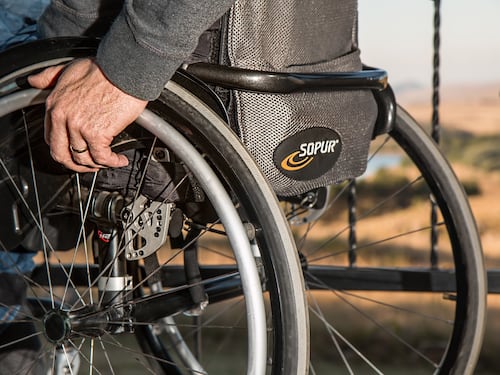 Disabili condannati per aver occupato gli uffici di Emiliano
