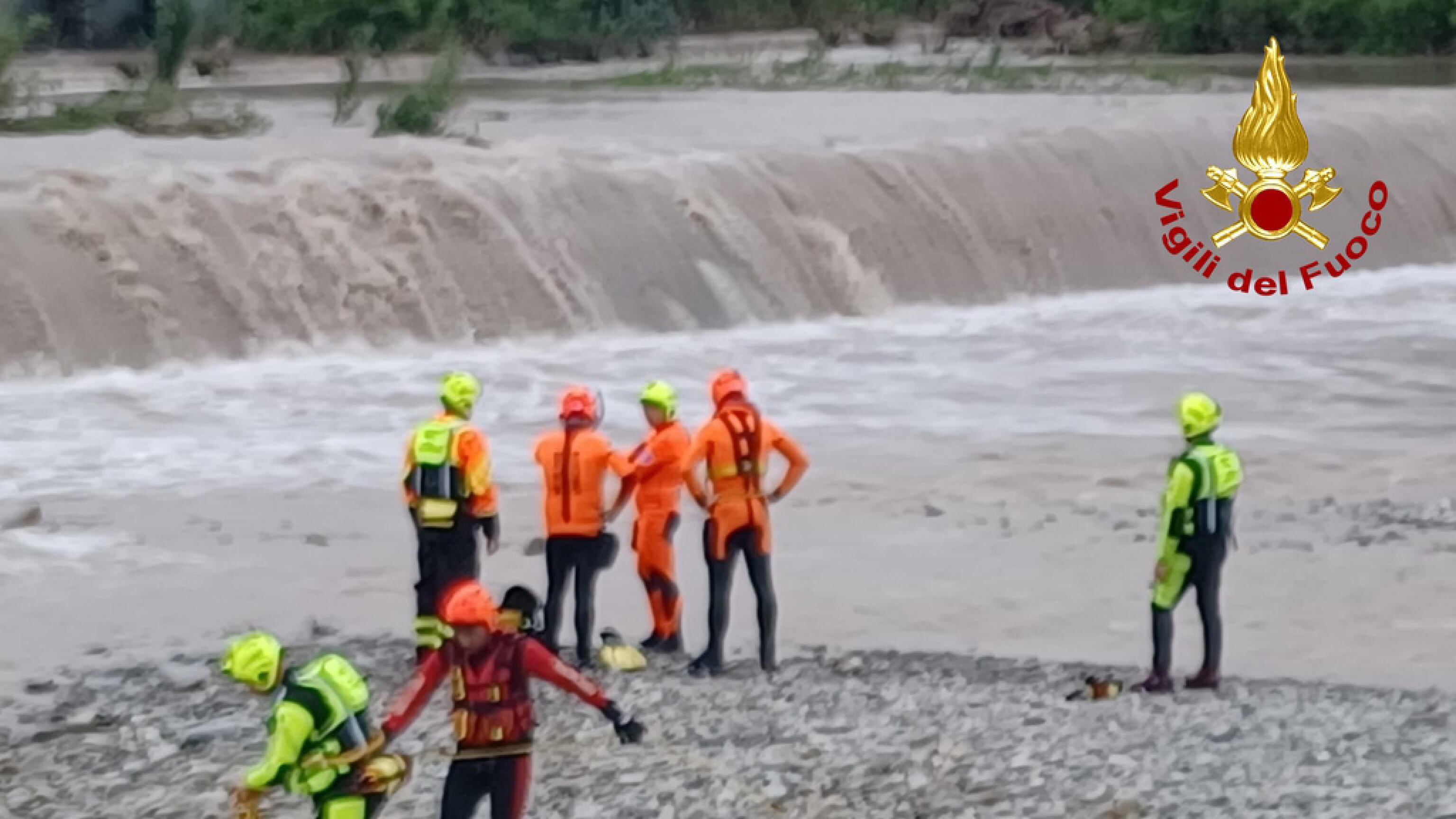 Il tuffo per un video social: disperso un 18enne nel fiume Secchia