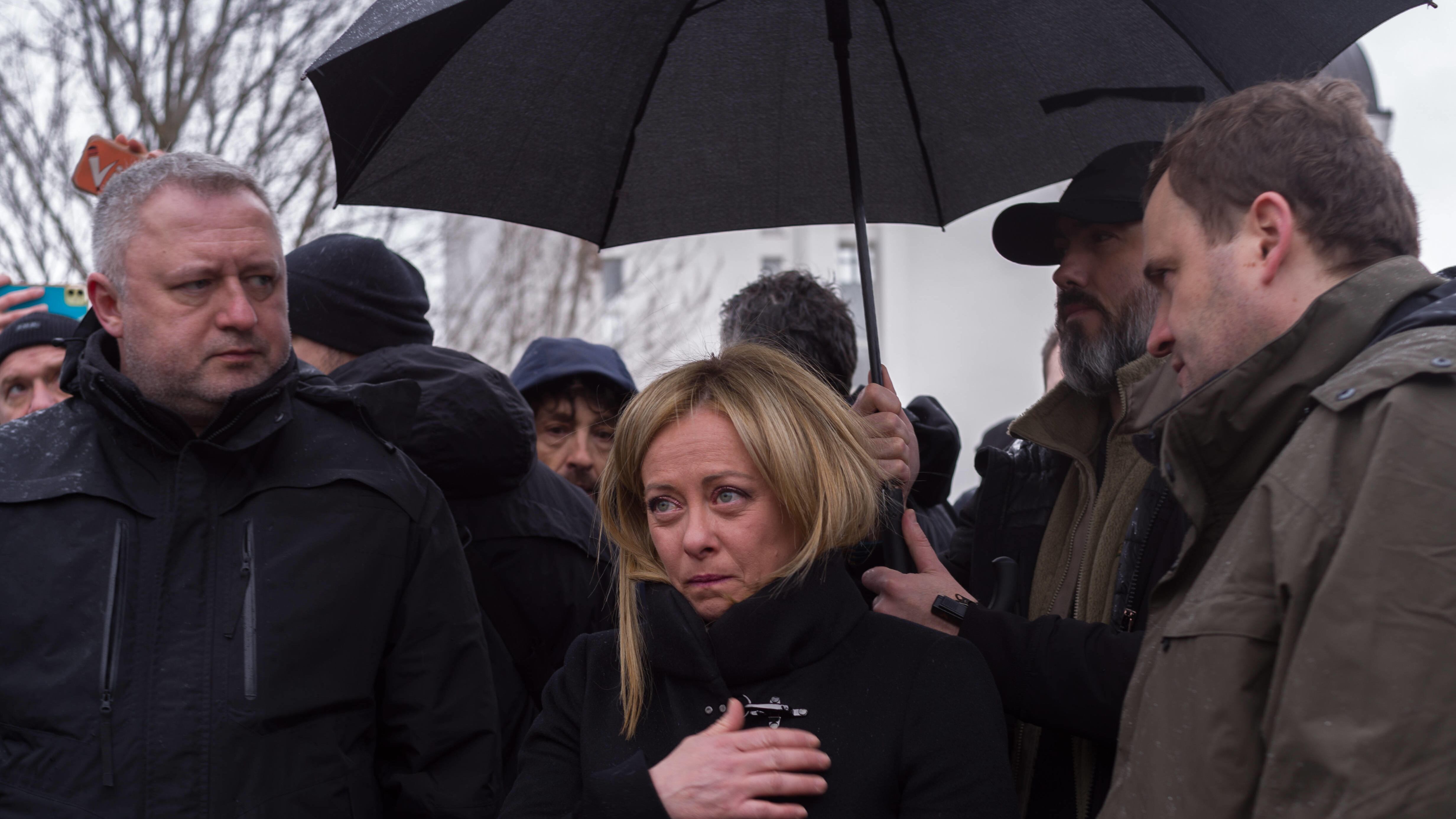 Le lacrime della premier a Bucha e a Irpin: "Qui migliaia di vite distrutte senza ragione"