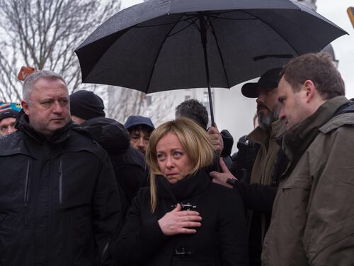 Le lacrime della premier a Bucha e a Irpin: "Qui migliaia di vite distrutte senza ragione"