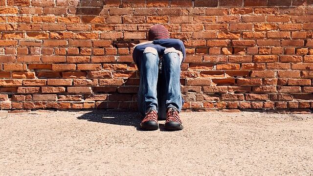 Padre, madre e due figli aggrediti da venti bulli. Il figlio disabile e la trappola della baby gang