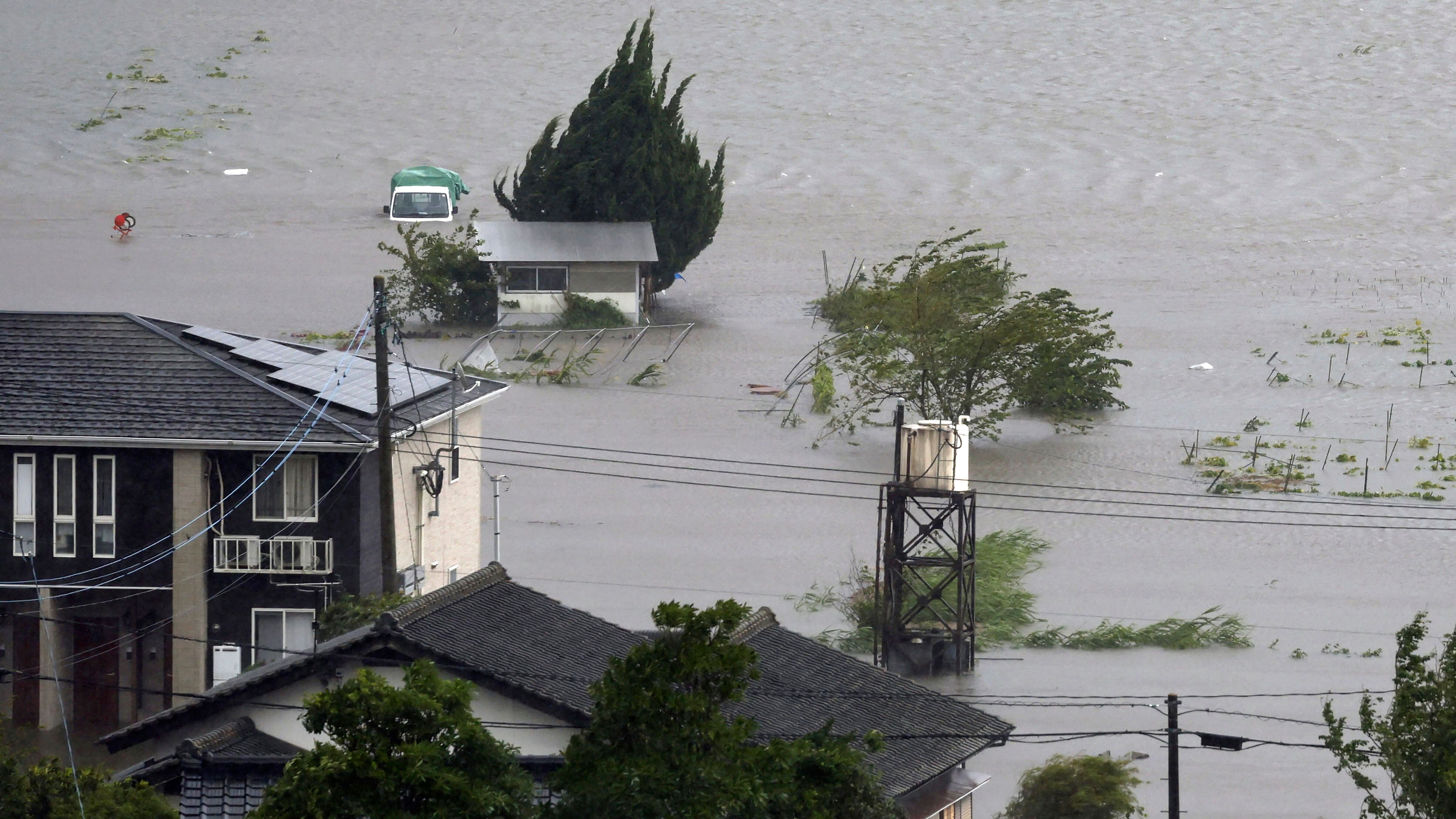 Giappone in ginocchio per il tifone Shanshan: tre morti e venti a 250 Km/h