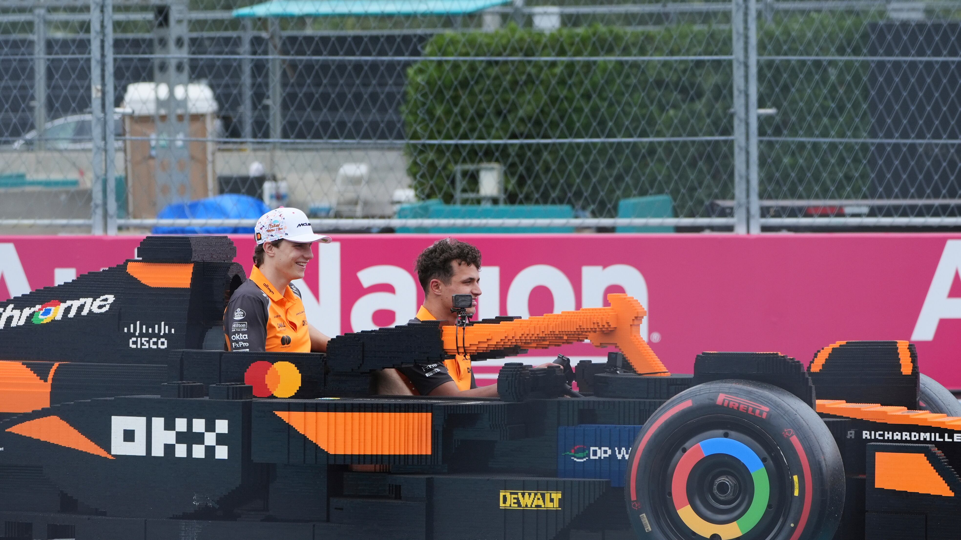 Verstappen dà spettacolo, poi solite McLaren. E in Ferrari si litiga