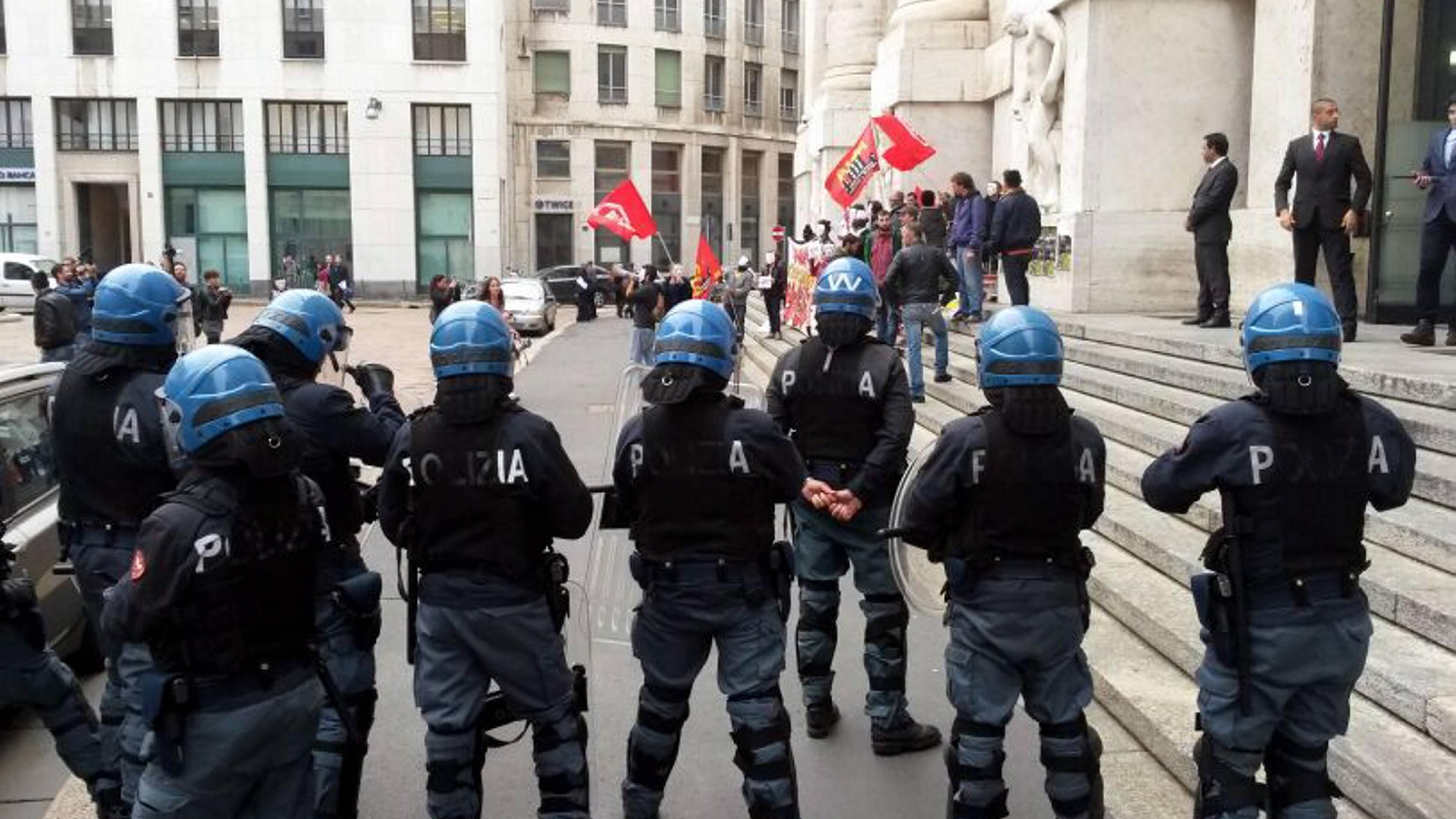 Più di mille poliziotti aggrediti: "Picchiati per difendere tutti"