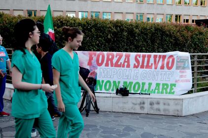 "Non mollare": l'abbraccio di tifosi e fan a Berlusconi 12