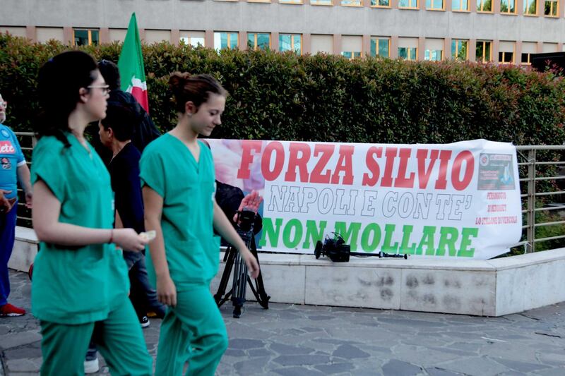 "Non mollare": l'abbraccio di tifosi e fan a Berlusconi 12