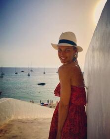 Martina Colombari sexy per il compleanno 17