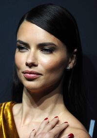 Adriana Lima in oro: gli spacchi sono vertiginosi 15