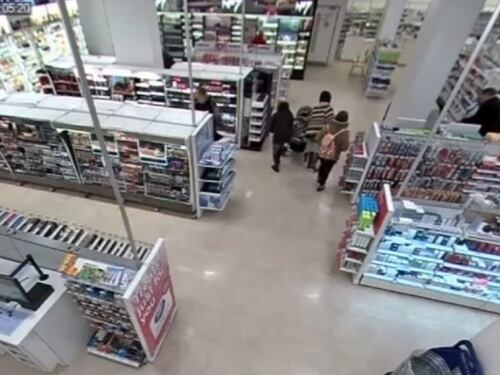 Donna tenta di strangolare un bambino in un negozio e fugge