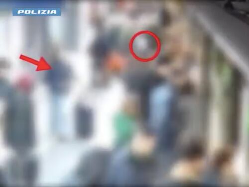 Entrano in metro, strappano la collana d'oro e tentano la fuga: fermati due marocchini irregolari