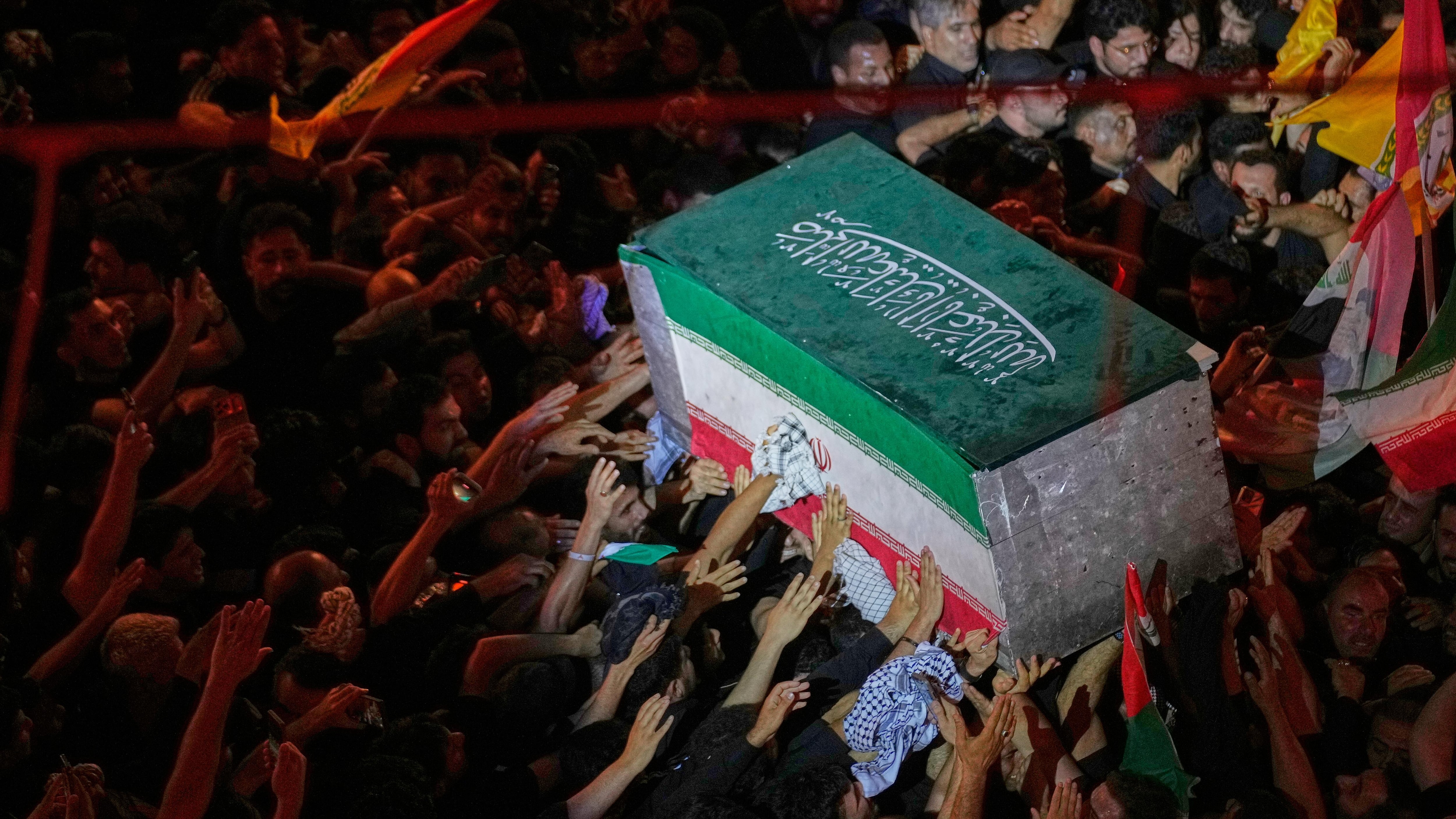 Anche le teocrazie inseguono l'audience: cosa è successo ai funerali di Khamenei
