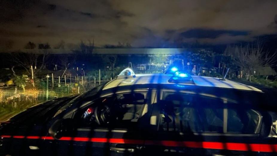 Assale madre e figlia con un machete al supermercato: preso