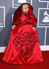 Nicky Minaj sexy con un abito di serpenti 14