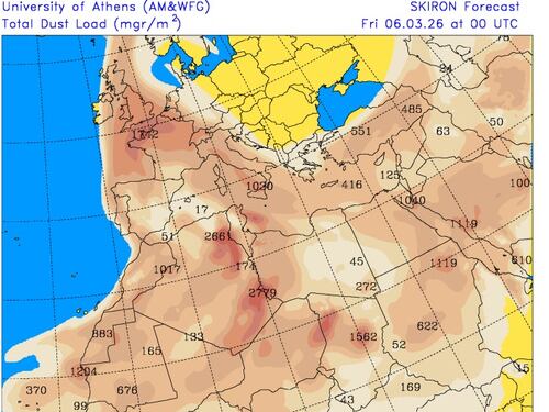 Cielo giallo e neve rossa, la pioggia “sporca” bagna l’Italia: dove succederà