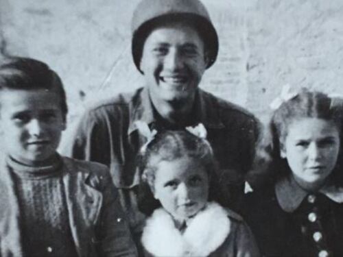 Ex soldato Usa ritrova i bimbi con cui fece una foto 76 anni fa