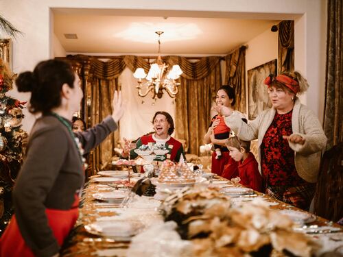 Il vero rito dei pranzi di famiglia a Natale? Le frasi dei nonni: ecco le più iconiche