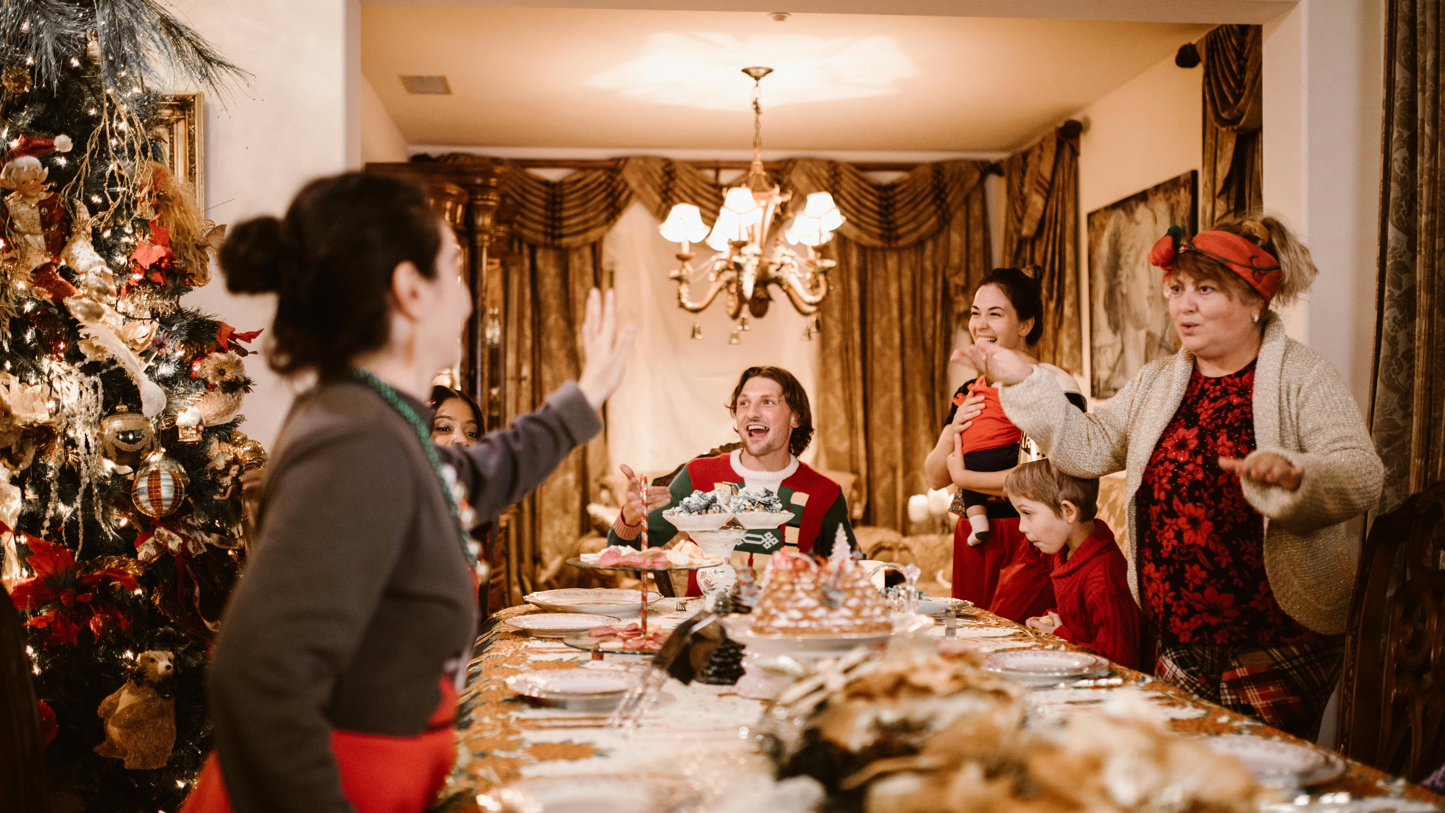 Il vero rito dei pranzi di famiglia a Natale? Le frasi dei nonni: ecco le più iconiche