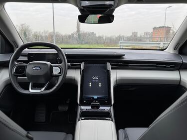 Ford Explorer EV: guarda la gallery del nuovo SUV americano 16