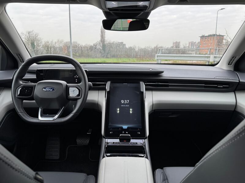Ford Explorer EV: guarda la gallery del nuovo SUV americano 16