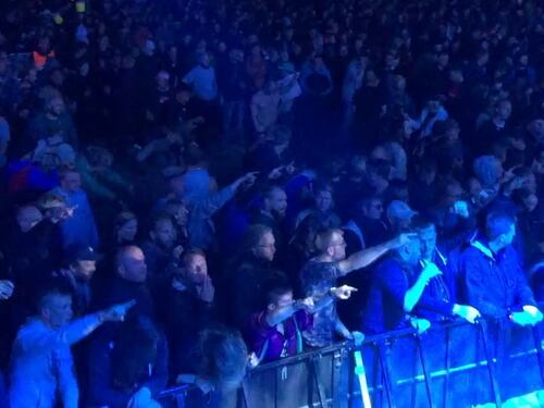 Fanno sesso orale al concerto dei Behemoth: il cantante posta il video sui social