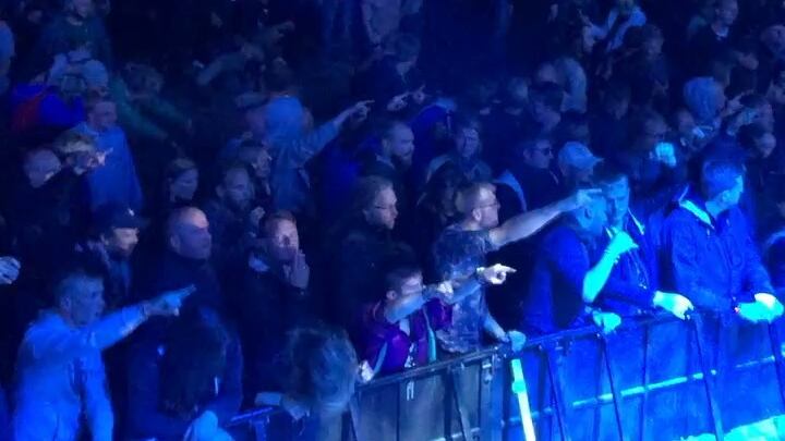 Fanno sesso orale al concerto dei Behemoth: il cantante posta il video sui social