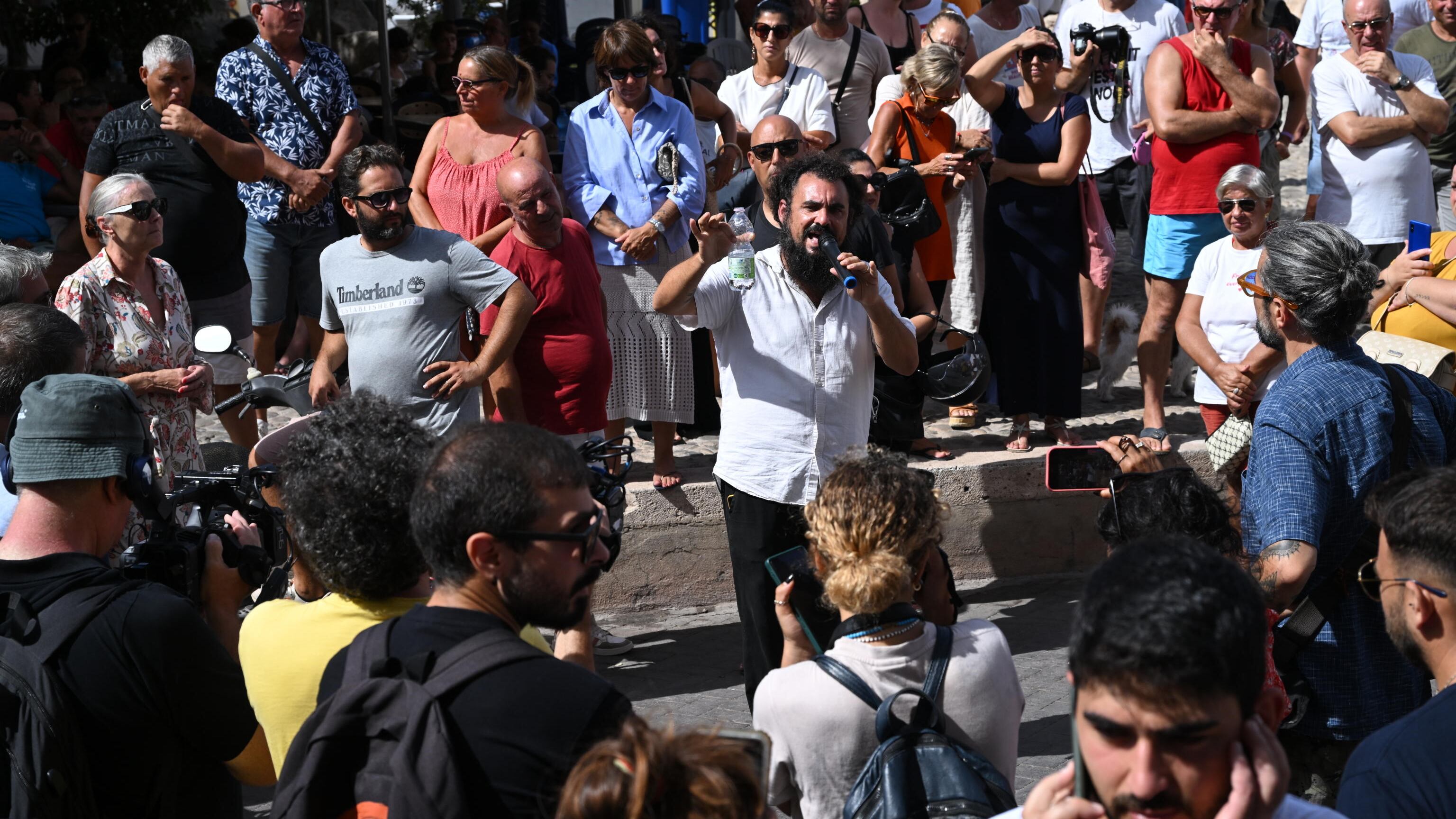 Migranti, a Lampedusa tensioni contro ipotesi tendopoli