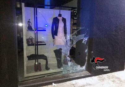 Le immagini del furto con "spaccata": in tre arrestati a Napoli 2