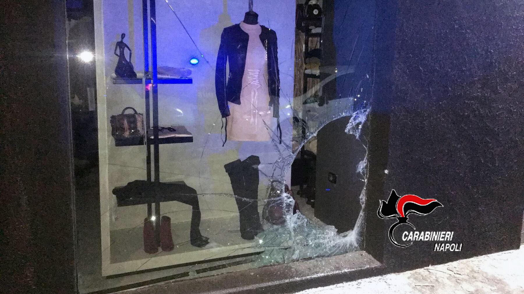 Furto con "spaccata" fallito: tre arresti e due carabinieri feriti