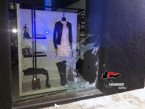 Furto con "spaccata" fallito: tre arresti e due carabinieri feriti