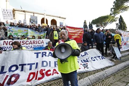 In piazza contro la discarica a Valle Galeria: protesta in Campidoglio 10