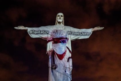 Il Cristo Redentore si illumina per onorare i medici e gli infermieri che combattono il coronavirus 15