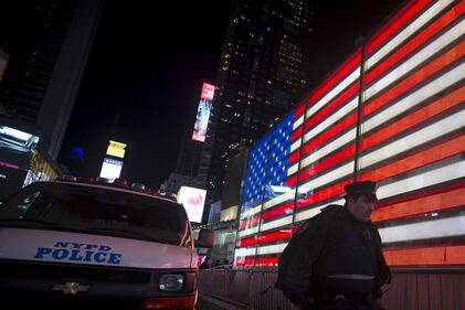 In tutto il mondo la solidarietà per Parigi si tinge del tricolore francese 9