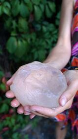"Ooho bubble", la sfera d'acqua biodegradabile che sostituirà la plastica 4