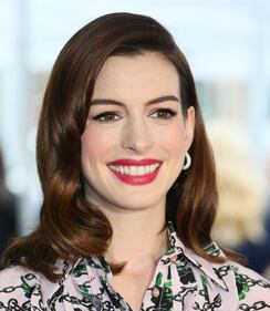 Anne Hathaway premiata con la stella sulla Walk Of Fame 1