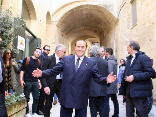 Berlusconi: "Il governo cadrà sui fatti"