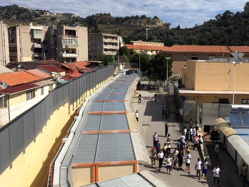 Migranti scappano dall'hotspot E il sindaco De Luca lo chiude: "Abusivo"
