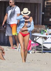 Charlotte McKinney: seno esplosivo in spiaggia 16