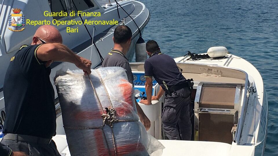Salento, sequestrato motoscafo con marijuana a bordo