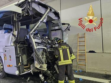 Incidente in galleria tra pullman e tir 4