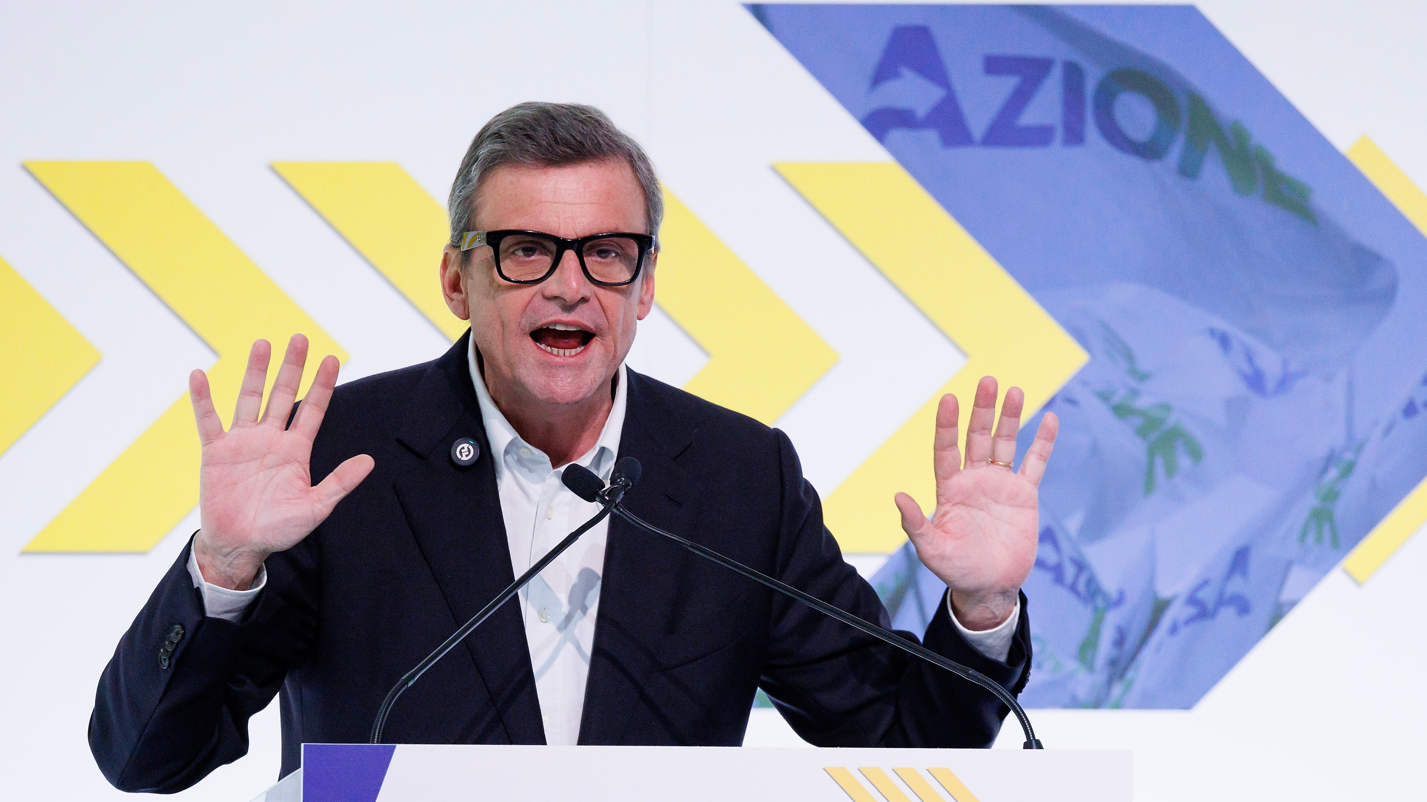 "Non lo voteranno". "Il vostro cretinismo". Rissa a tutto campo tra Bonelli e Calenda