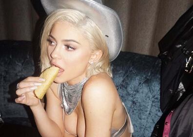 Kylie Jenner, scollatura hot alla serata taco 1
