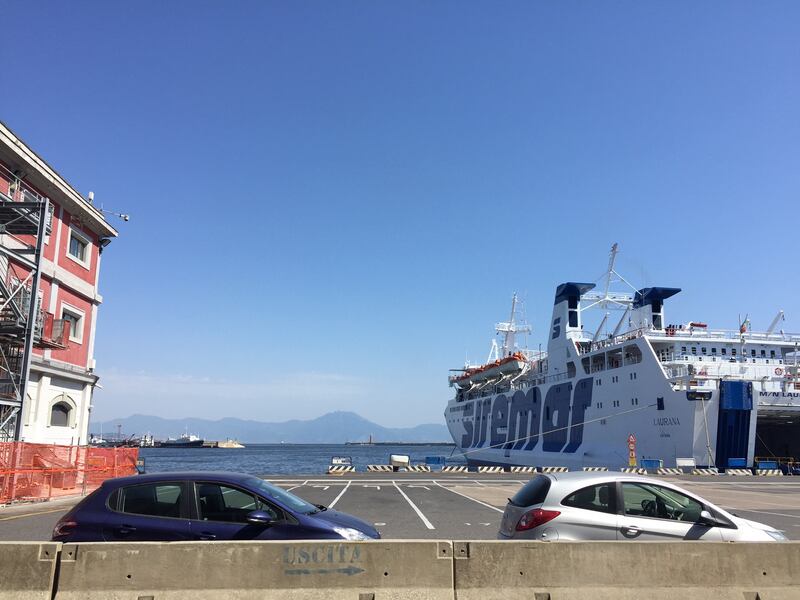 Napoli, il porto e il quartiere Mercato 12