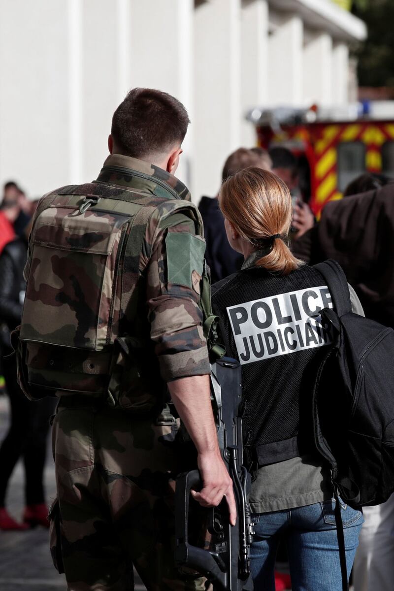 Parigi, auto travolge gruppo militari 11