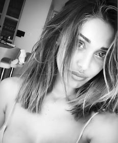 Belen Rodriguez, sexy nerd in spiaggia 6
