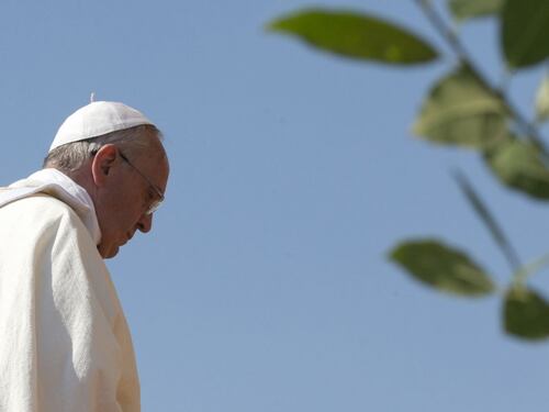 Papa Francesco arriva in Corea del Sud. E quella del Nord lancia tre missili