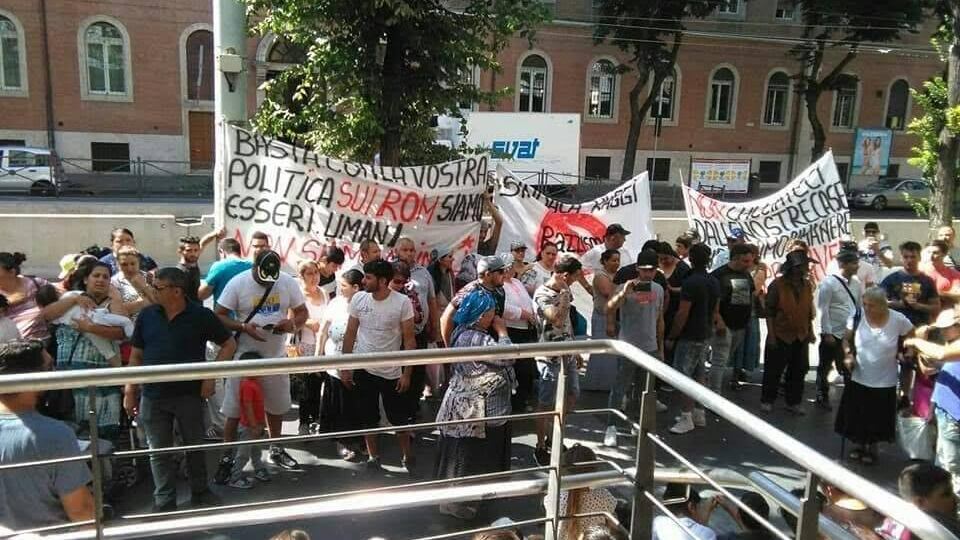 Nomadi invadono ingresso di un assessorato a Roma
